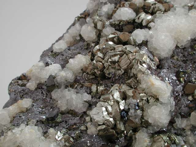 Calcit, Pyrit auf Bleiglanz Trepca