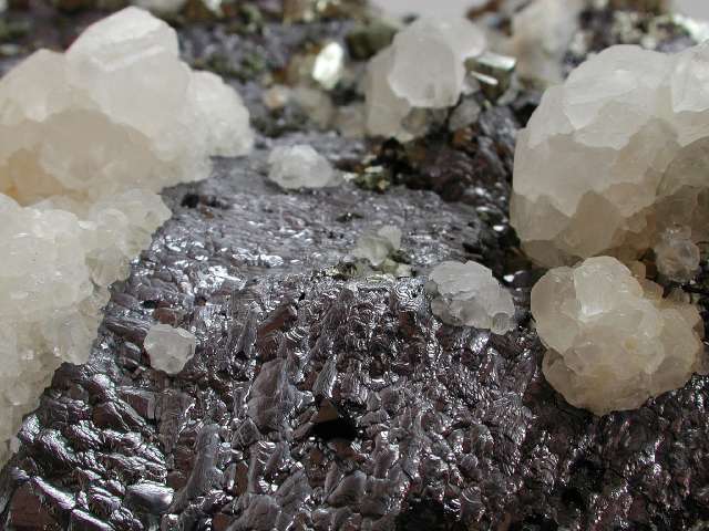 Calcit, Pyrit auf Bleiglanz Trepca