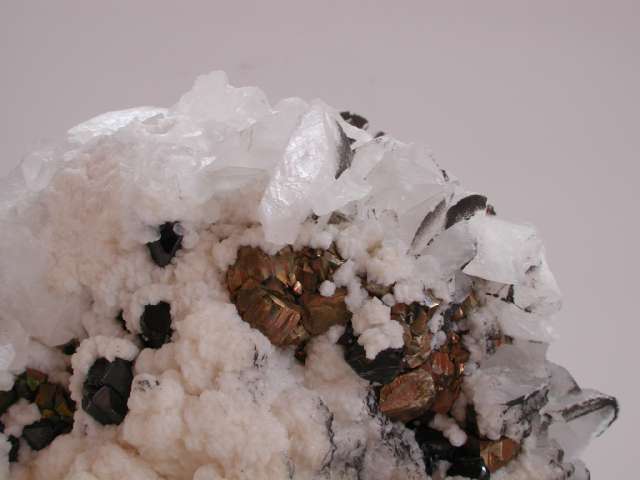 Rhodochrosit, Calcit, Zinkblende, Arsenkies auf Pyrit  Trepca