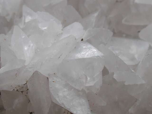 Rhodochrosit, Calcit, Zinkblende, Arsenkies auf Pyrit  Trepca