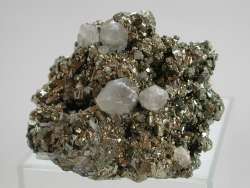 Pyrit, Calcit auf Arsenkies Trepca