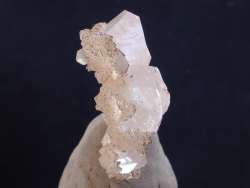 Dolomit, Kupferkies auf Bergkristall 