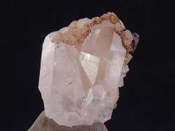 Dolomit, Kupferkies auf Bergkristall 