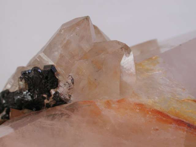 Scheelit, Kassiterit, Fluorit auf Quarz Sibirien