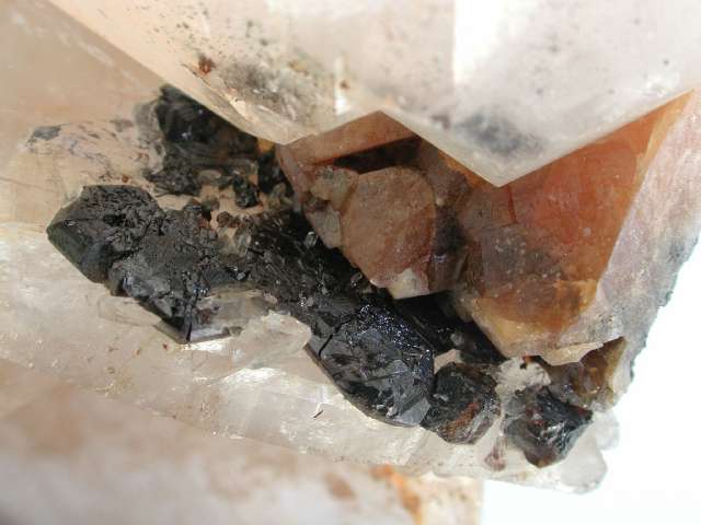 Scheelit, Kassiterit, Fluorit auf Quarz Sibirien