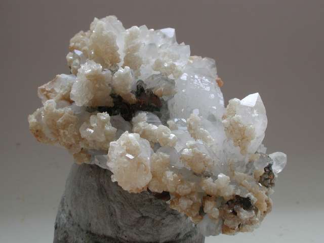 Dolomit, Kupferkies auf Bergkristalll Cavnic