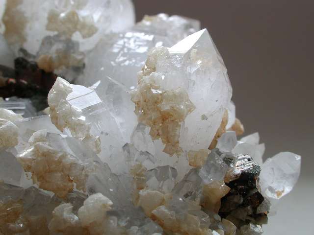 Dolomit, Kupferkies auf Bergkristalll Cavnic