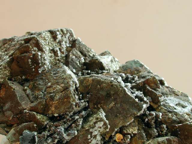 Kupferkies, Dolomit, Zinkblende auf Tennantit Rodna